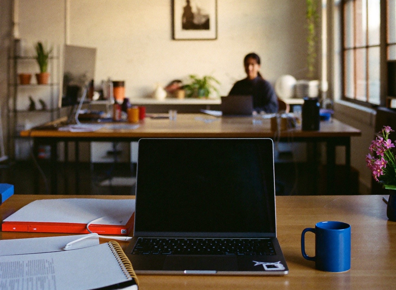Persona al lavoro in un ufficio luminoso